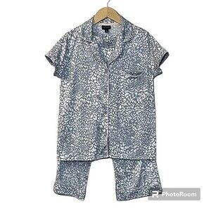 Tahari pajama set grey with pink trim. Short sleeved cropped pant. Women’s S/P